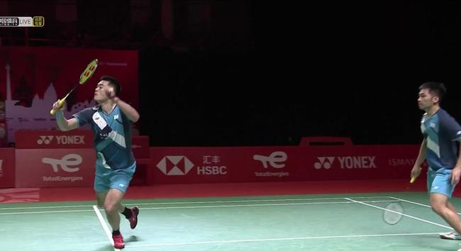 水中奋力划 水中奋力划