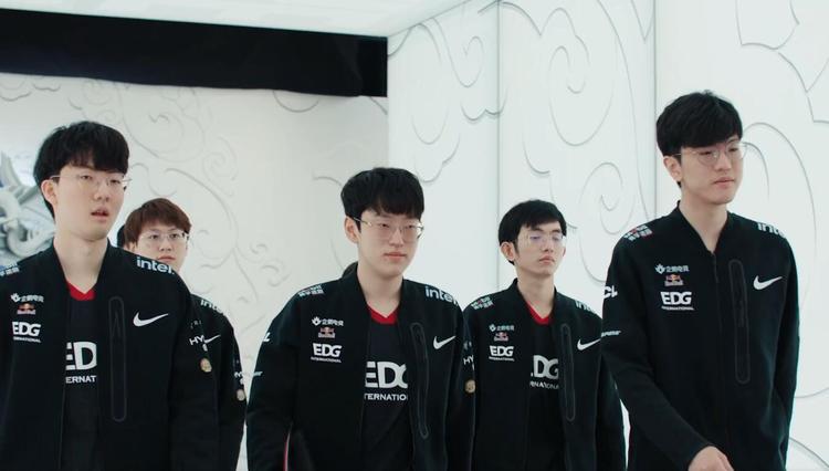 的舞台上成 的舞台上成